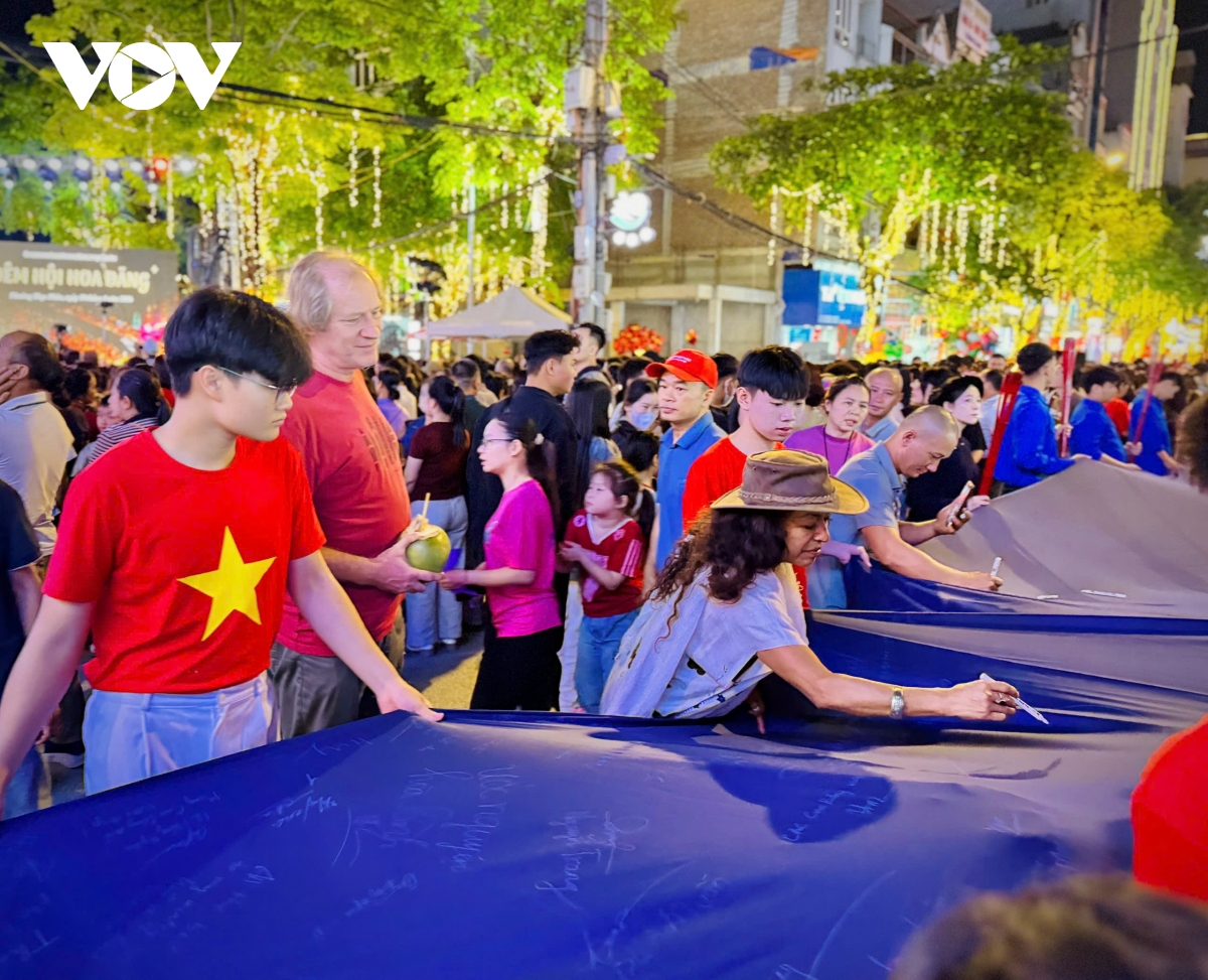 Dong dao du khach du hoi, trai nghiem chat kin pho di bo kim Dong cao bang hinh anh 3