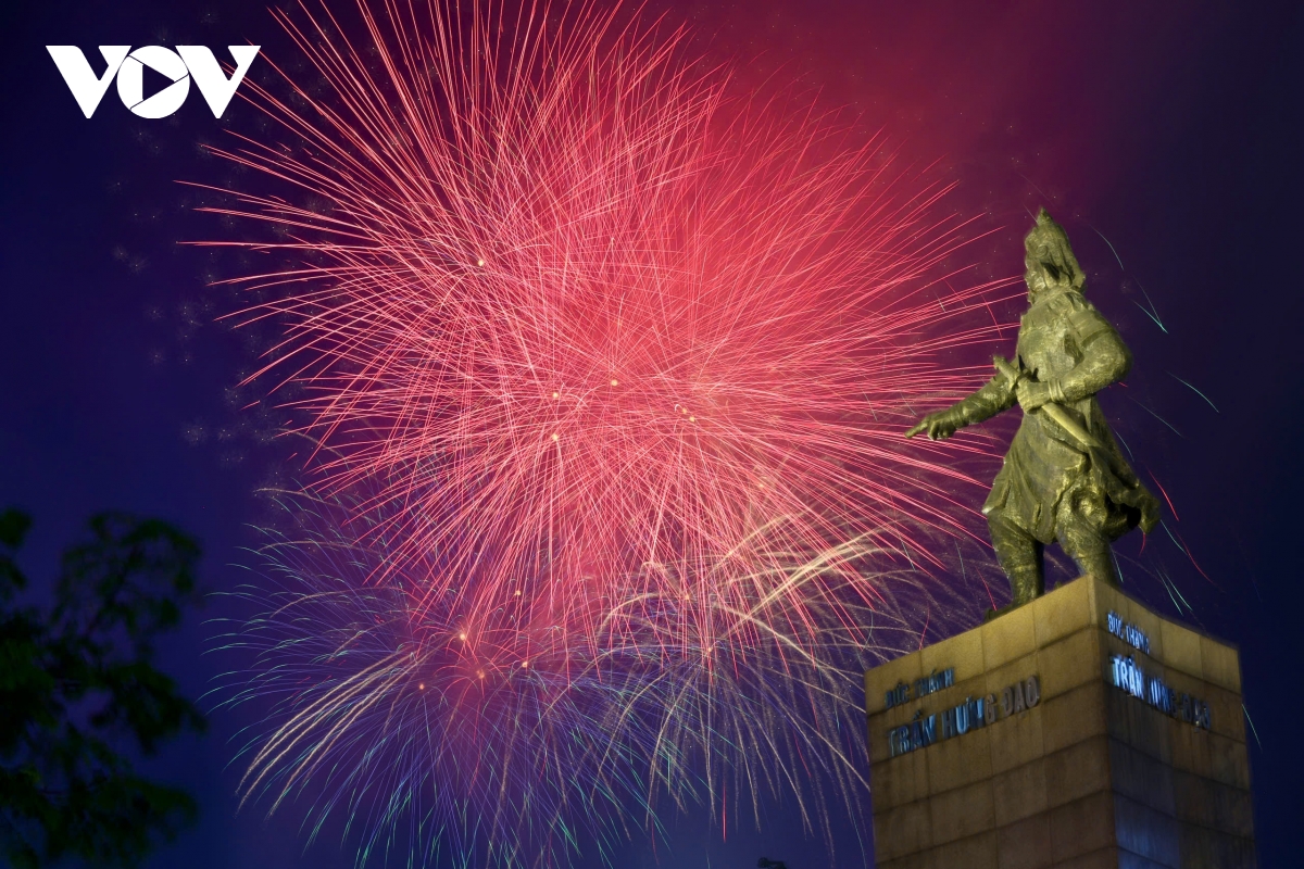 tp.hcm ruc ro dem 30 4, nguoi dan no nuc xem phao hoa hinh anh 4