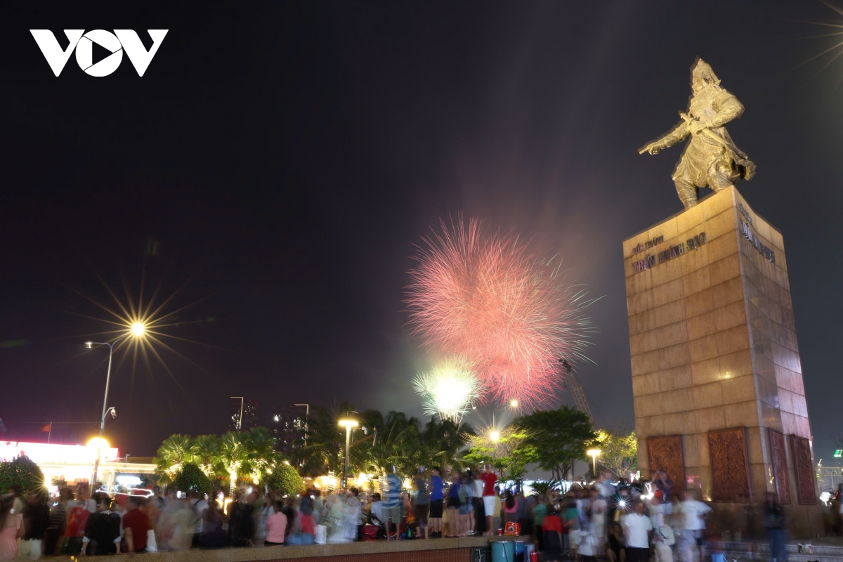 tp.hcm ruc ro dem 30 4, nguoi dan no nuc xem phao hoa hinh anh 1