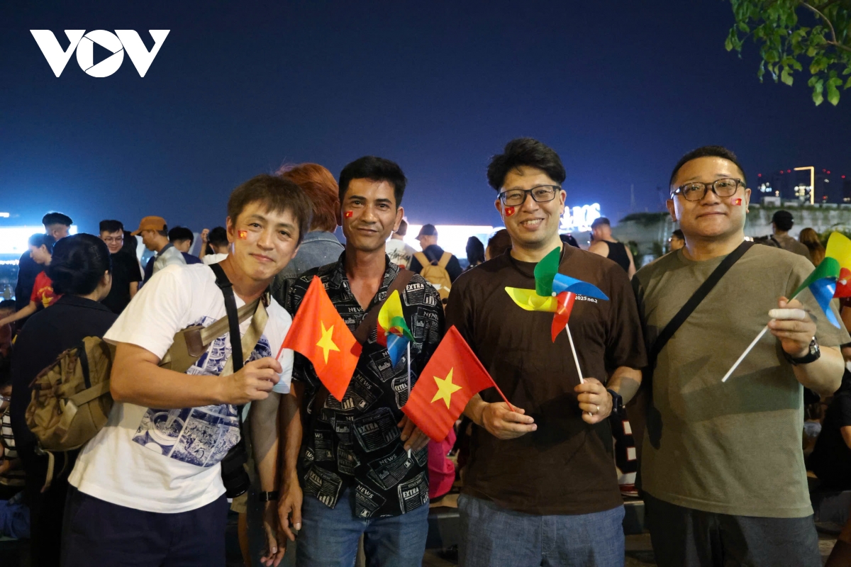 tp.hcm ruc ro dem 30 4, nguoi dan no nuc xem phao hoa hinh anh 6