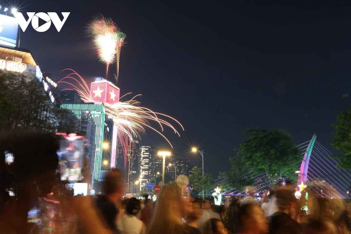 tp.hcm ruc ro dem 30 4, nguoi dan no nuc xem phao hoa hinh anh 2