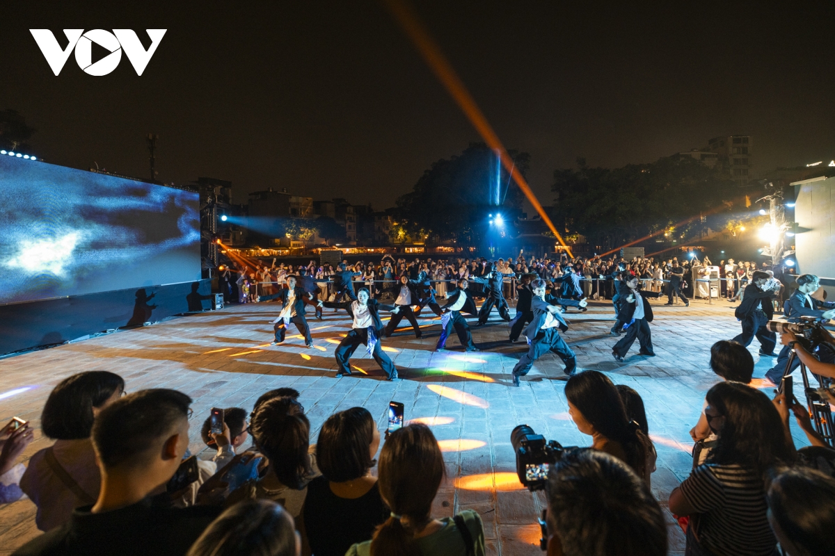 last fire crew ket hop cung eu ra mat tac pham vu dao nUOc hinh anh 2