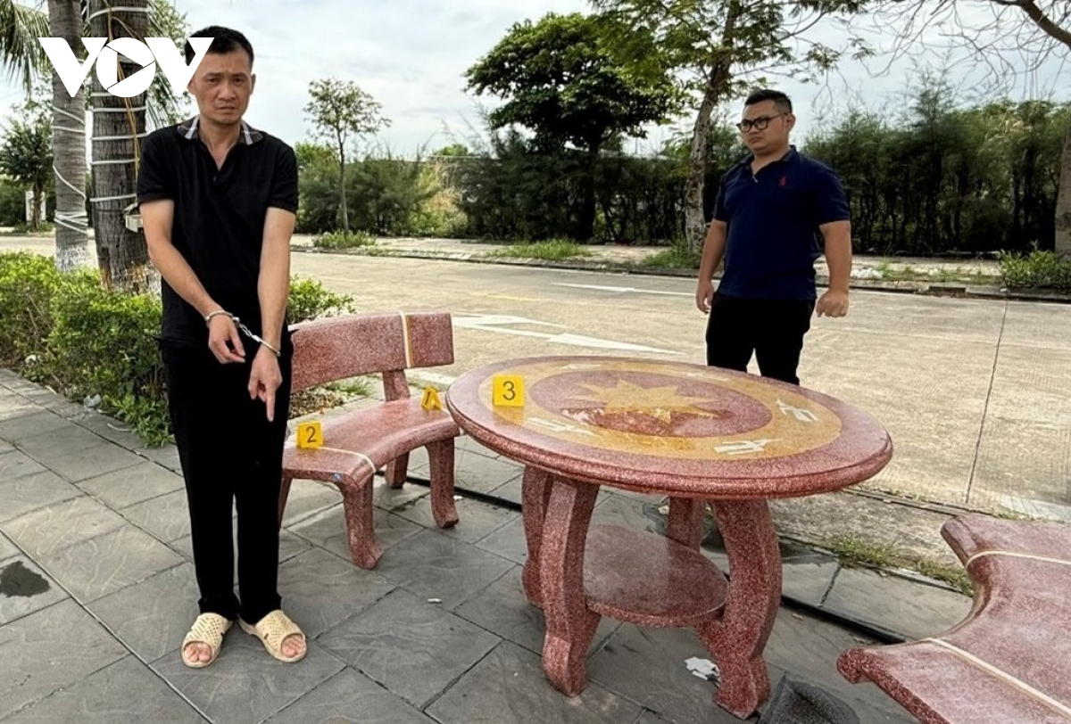 Đối tượng Lê Văn Tuấn tại thời điểm thực nghiệm hiện trường..jpg