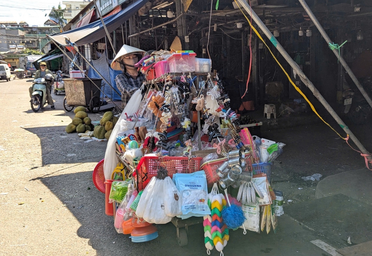 ha noi nhu chao lua , nguoi lao dong ngoai troi gong minh muu sinh hinh anh 7