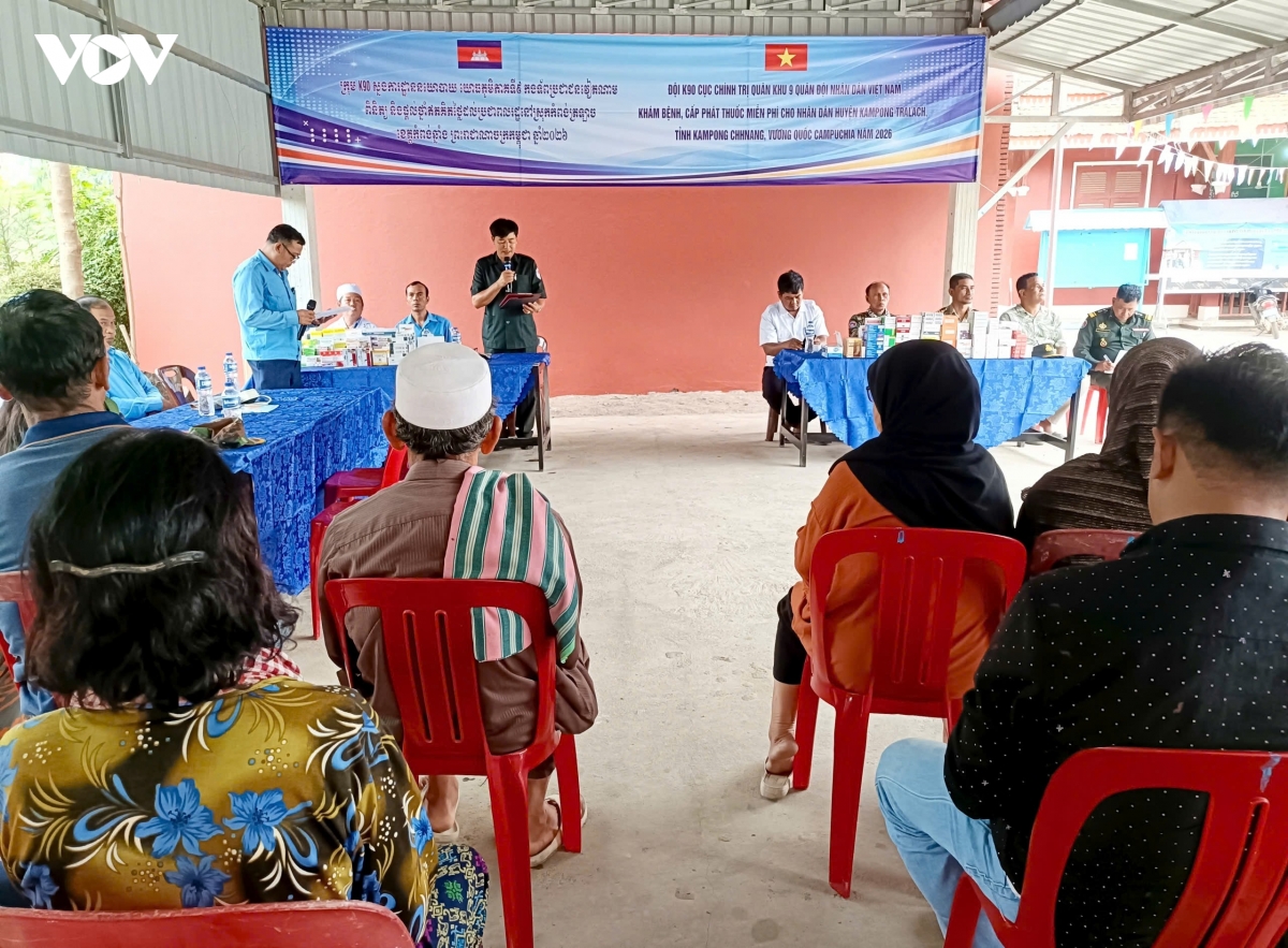 Doi k90, cuc chinh tri quan khu 9 kham benh, cap thuoc mien phi tai campuchia hinh anh 3