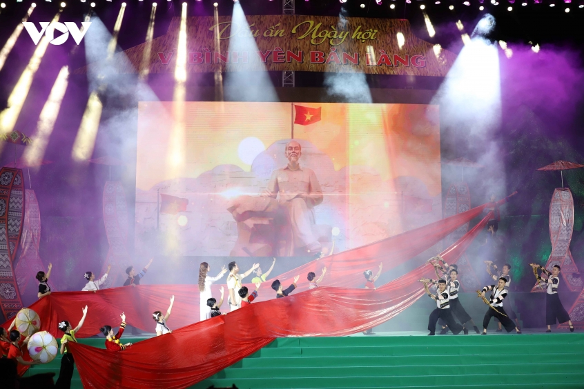 ruc ro chuong trinh nghe thuat vi binh yen ban lang tai son la hinh anh 3