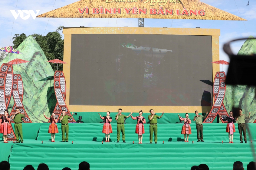  vi binh yen ban lang ket noi thong tin chinh thong voi dong bao vung cao son la hinh anh 10