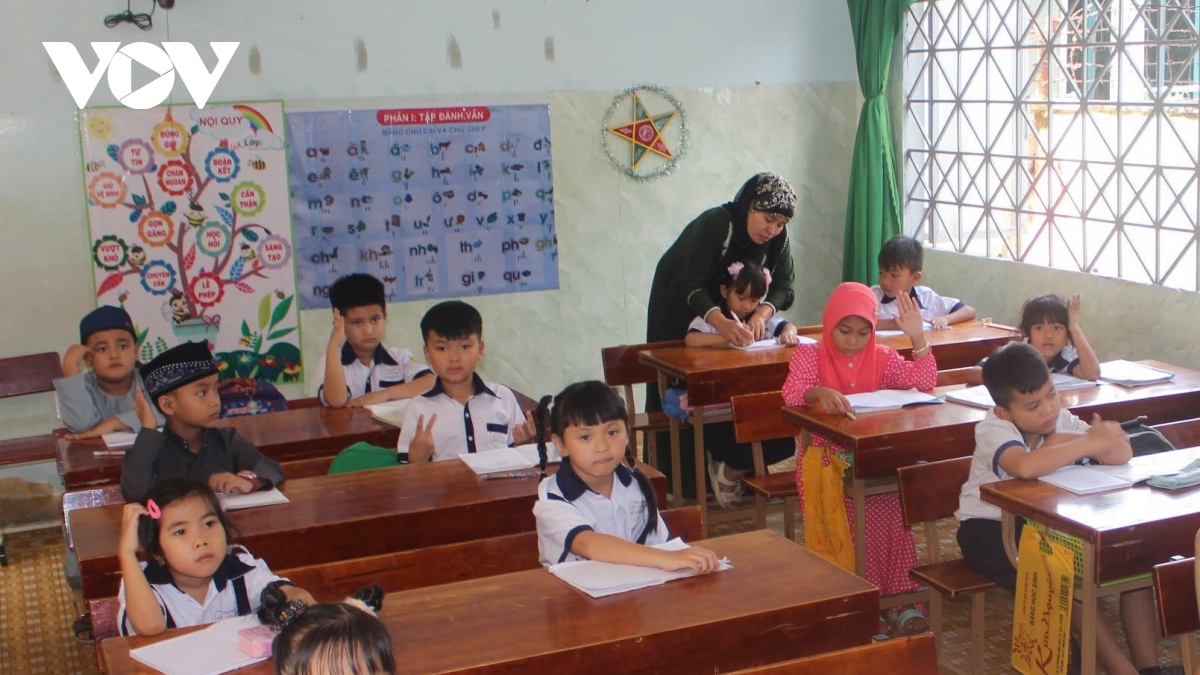 tay ninh mo lop tieng viet, gieo con chu dau doi cho tre em dan toc thieu so hinh anh 3
