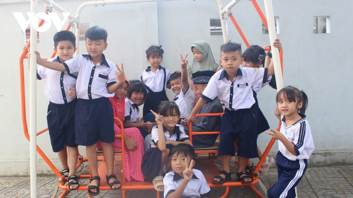 tay ninh mo lop tieng viet, gieo con chu dau doi cho tre em dan toc thieu so hinh anh 4
