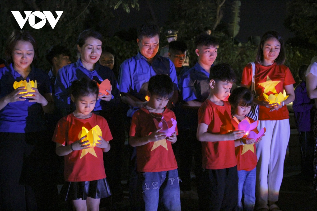 thap nen tri an, tha hoa dang tren song nam rom tuong nho cac anh hung liet si hinh anh 11