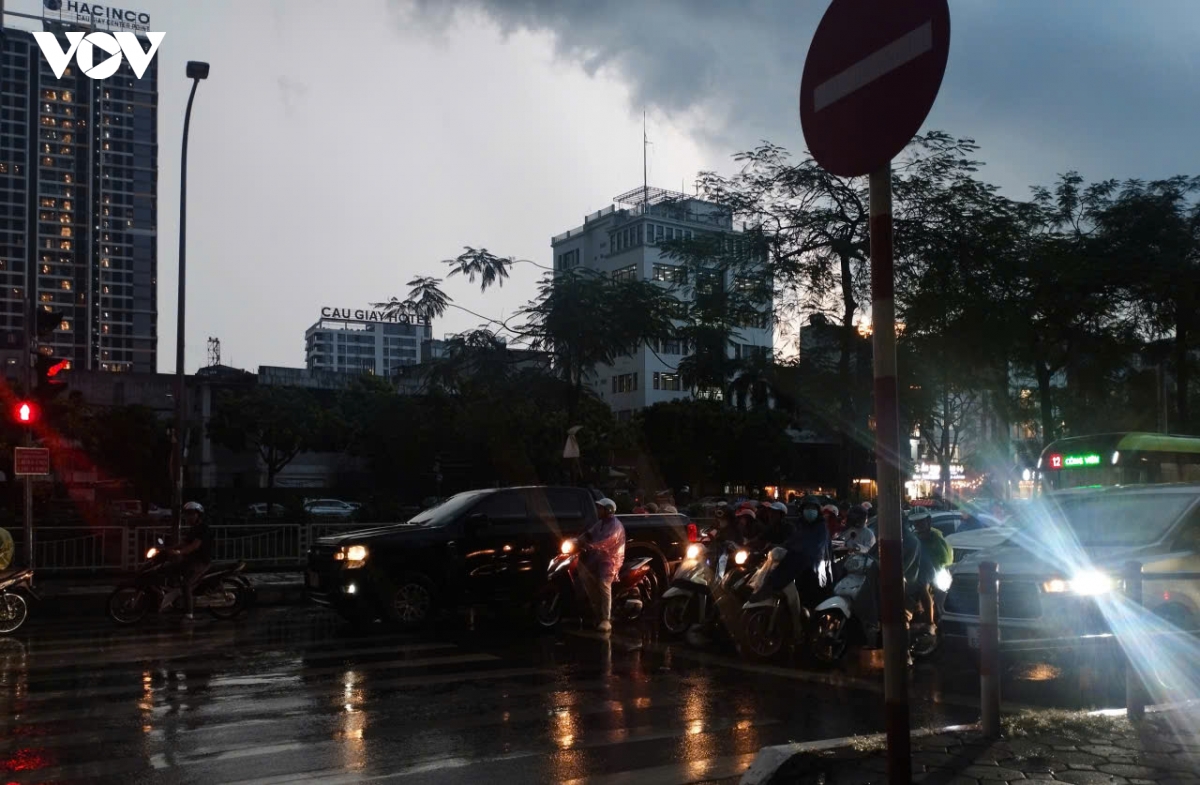 ha noi don mua giai nhiet sau chuoi ngay oi nong keo dai hinh anh 7
