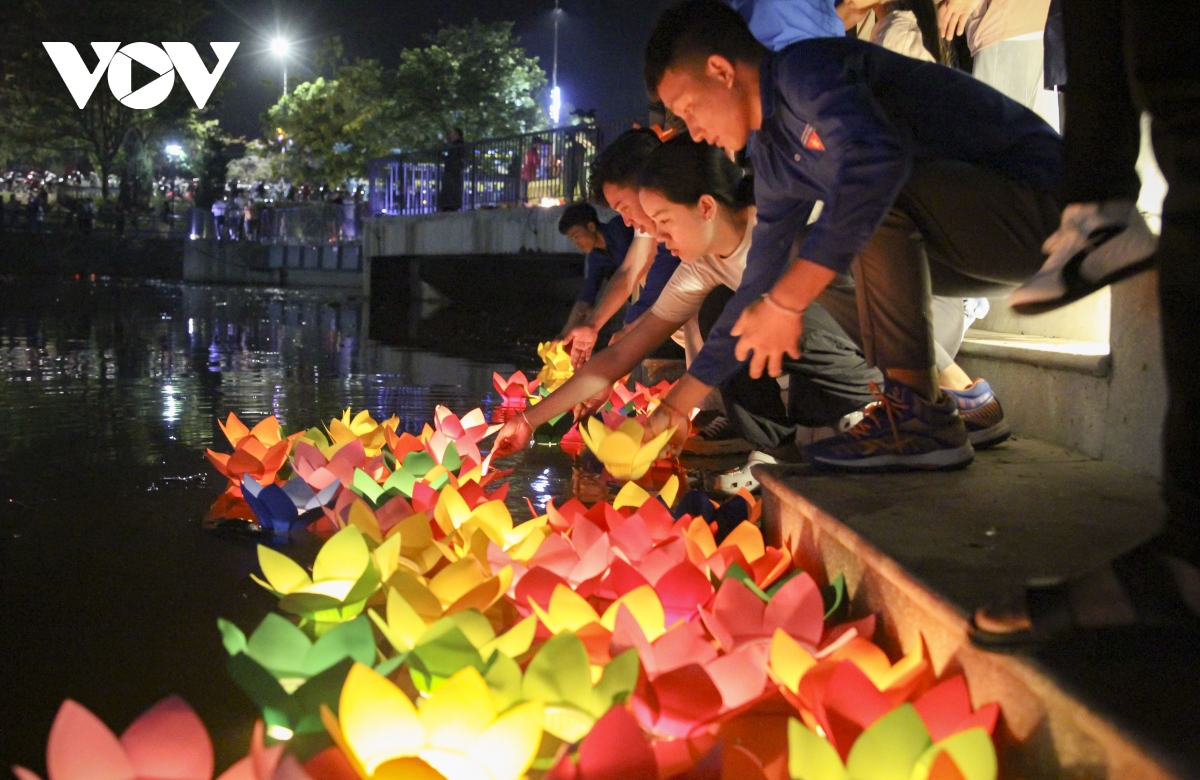 thap nen tri an, tha hoa dang tren song nam rom tuong nho cac anh hung liet si hinh anh 12