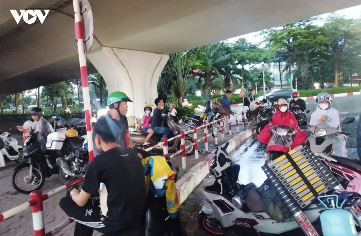 ha noi don mua giai nhiet sau chuoi ngay oi nong keo dai hinh anh 9