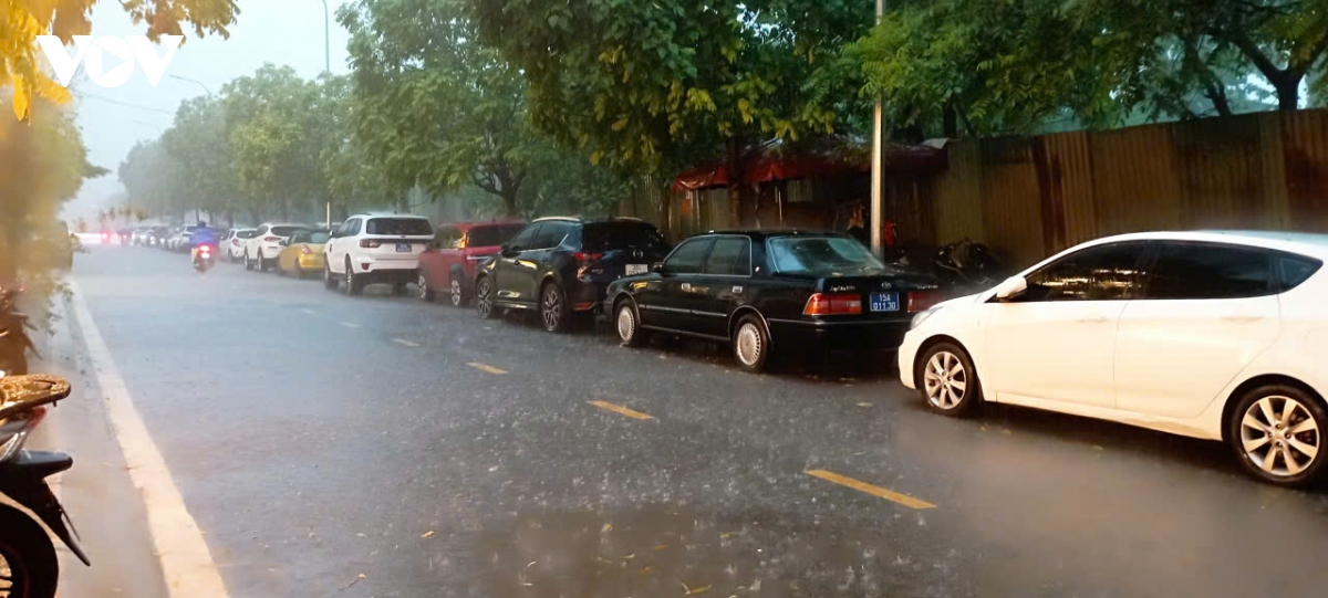 ha noi don mua giai nhiet sau chuoi ngay oi nong keo dai hinh anh 10