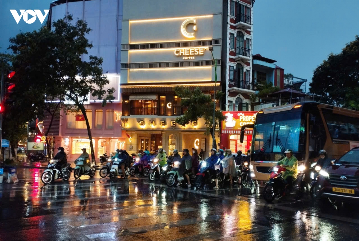 ha noi don mua giai nhiet sau chuoi ngay oi nong keo dai hinh anh 11