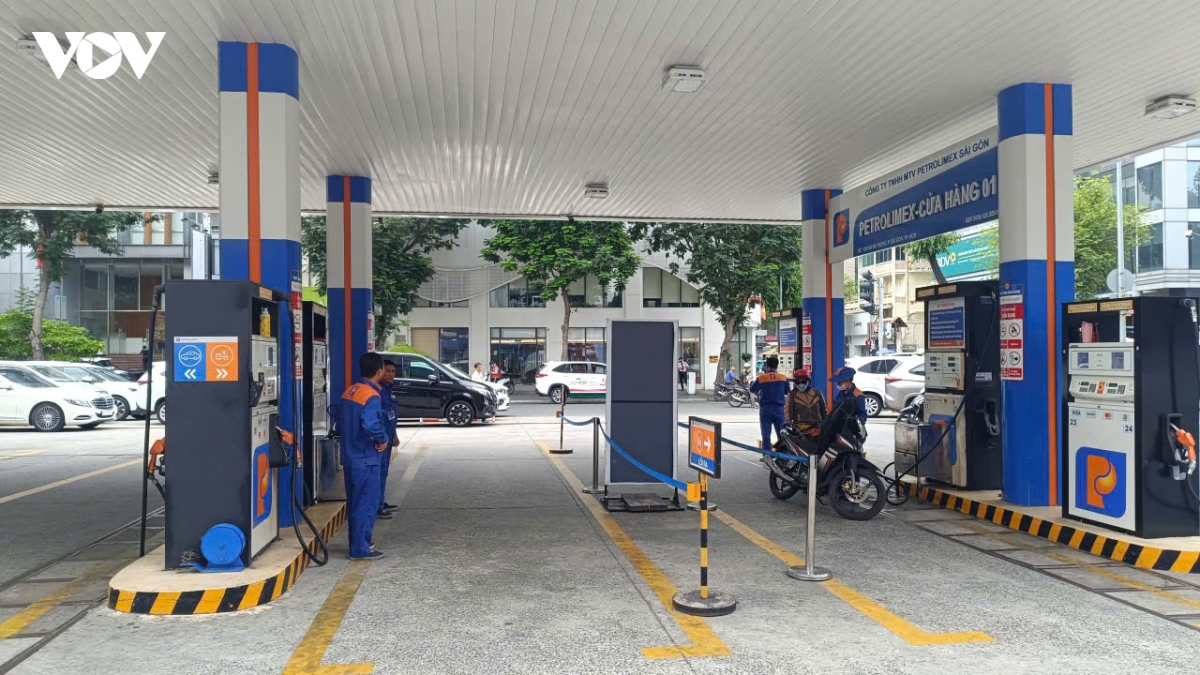 truoc ngay toan quoc ban xang e10 cua hang san sang, nguoi dan ban khoan hinh anh 1