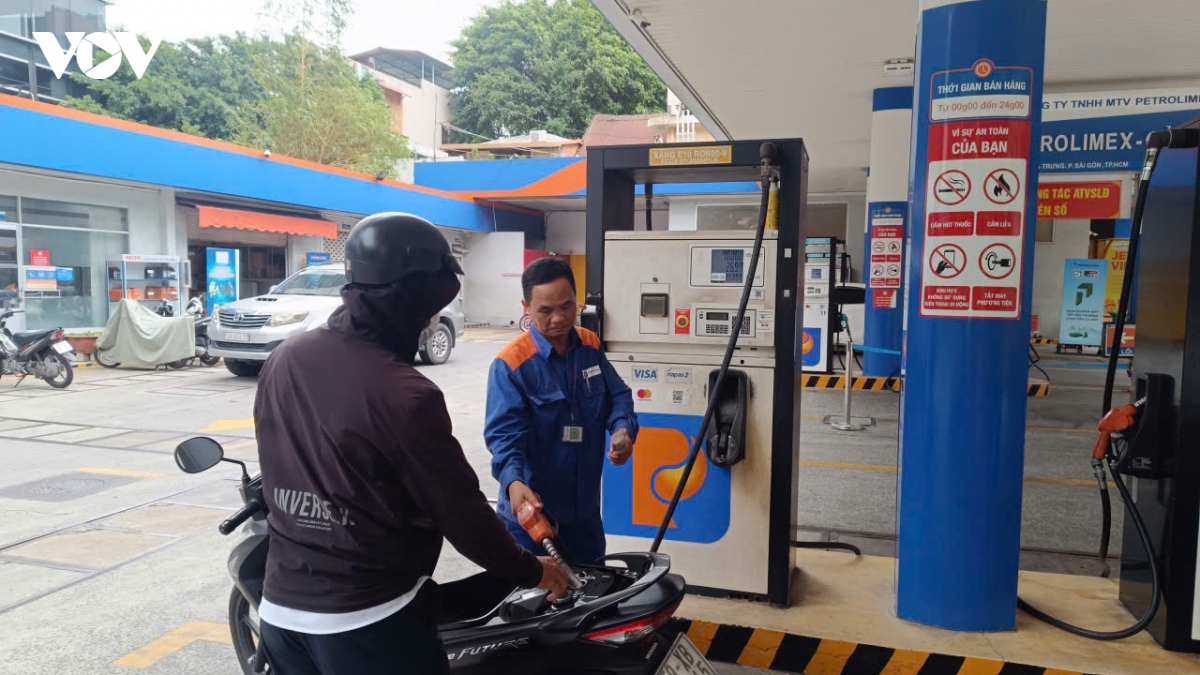 truoc ngay toan quoc ban xang e10 cua hang san sang, nguoi dan ban khoan hinh anh 2