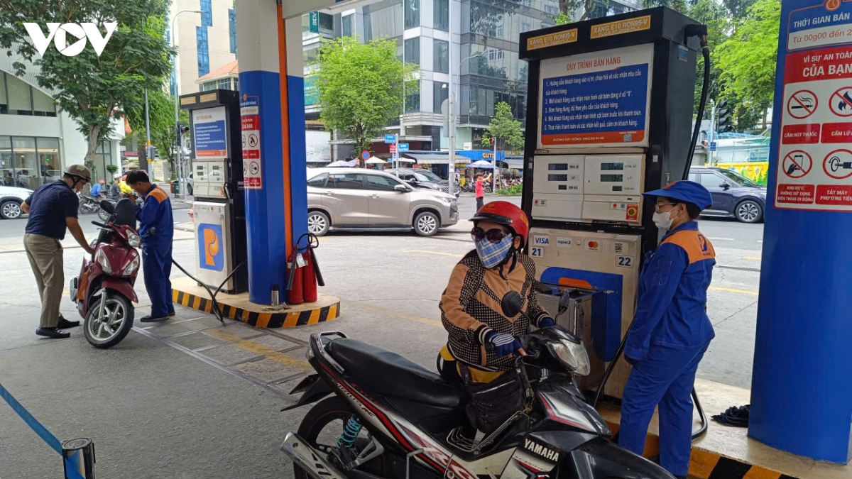 truoc ngay toan quoc ban xang e10 cua hang san sang, nguoi dan ban khoan hinh anh 3