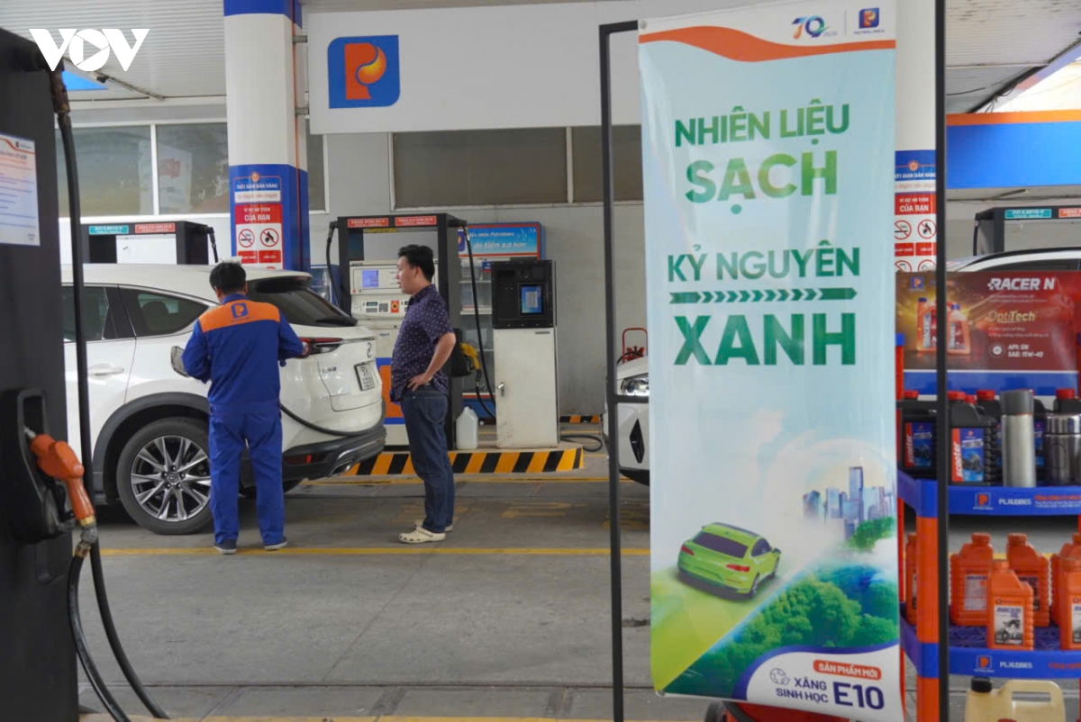 truoc ngay toan quoc ban xang e10 cua hang san sang, nguoi dan ban khoan hinh anh 4