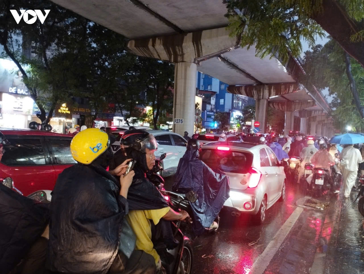 ha noi don mua giai nhiet sau chuoi ngay oi nong keo dai hinh anh 12
