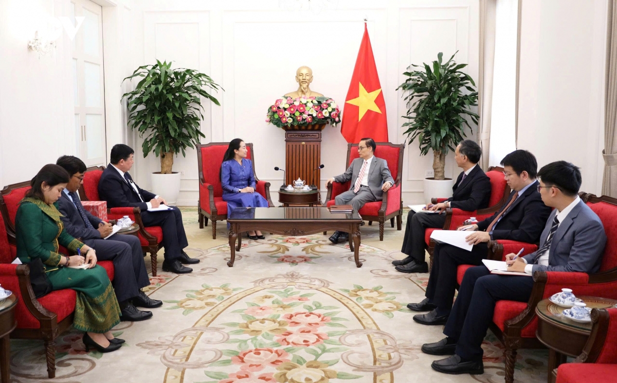bo truong ngoai giao le hoai trung tiep Dai su campuchia hinh anh 2