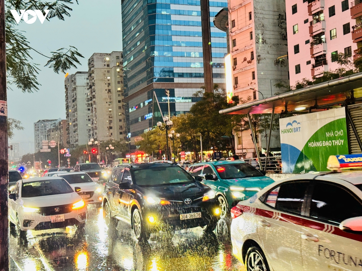 ha noi don mua giai nhiet sau chuoi ngay oi nong keo dai hinh anh 1