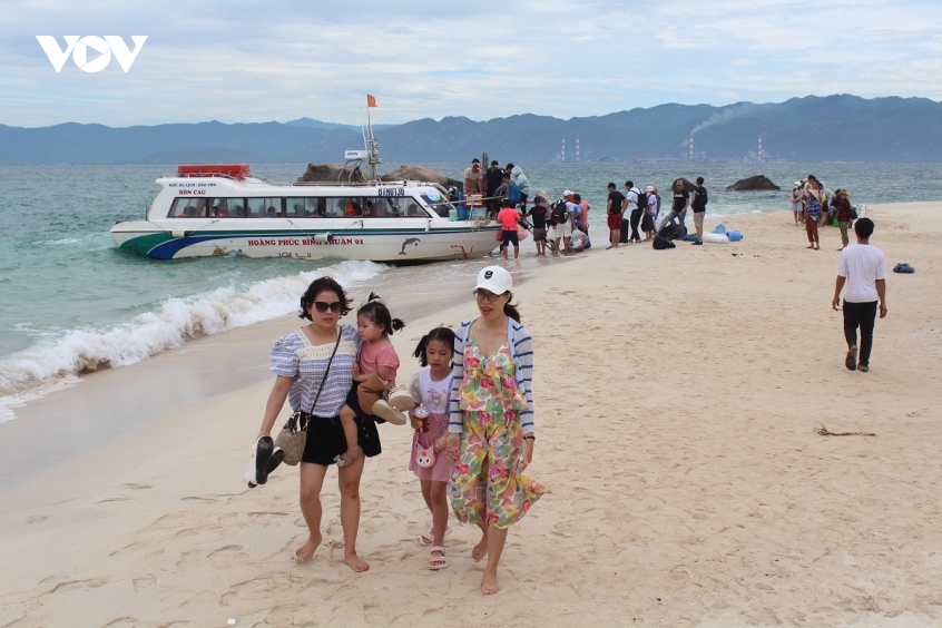 net hoang so huyen bi cua thien duong xanh hon cau hut du khach mua du lich he hinh anh 1