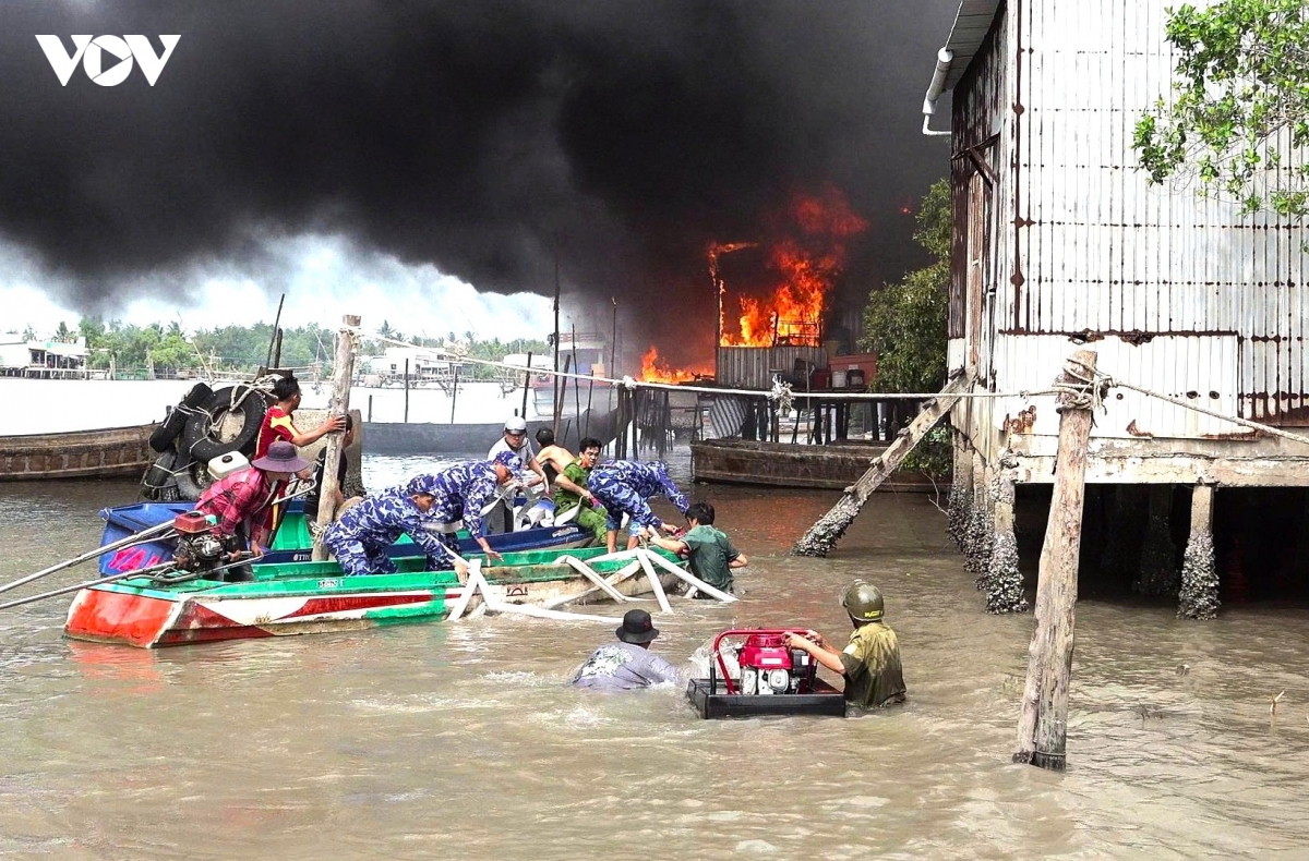 Dang trong cay, chien sy canh sat bien kip thoi khong che vu chay 4 nha dan hinh anh 1