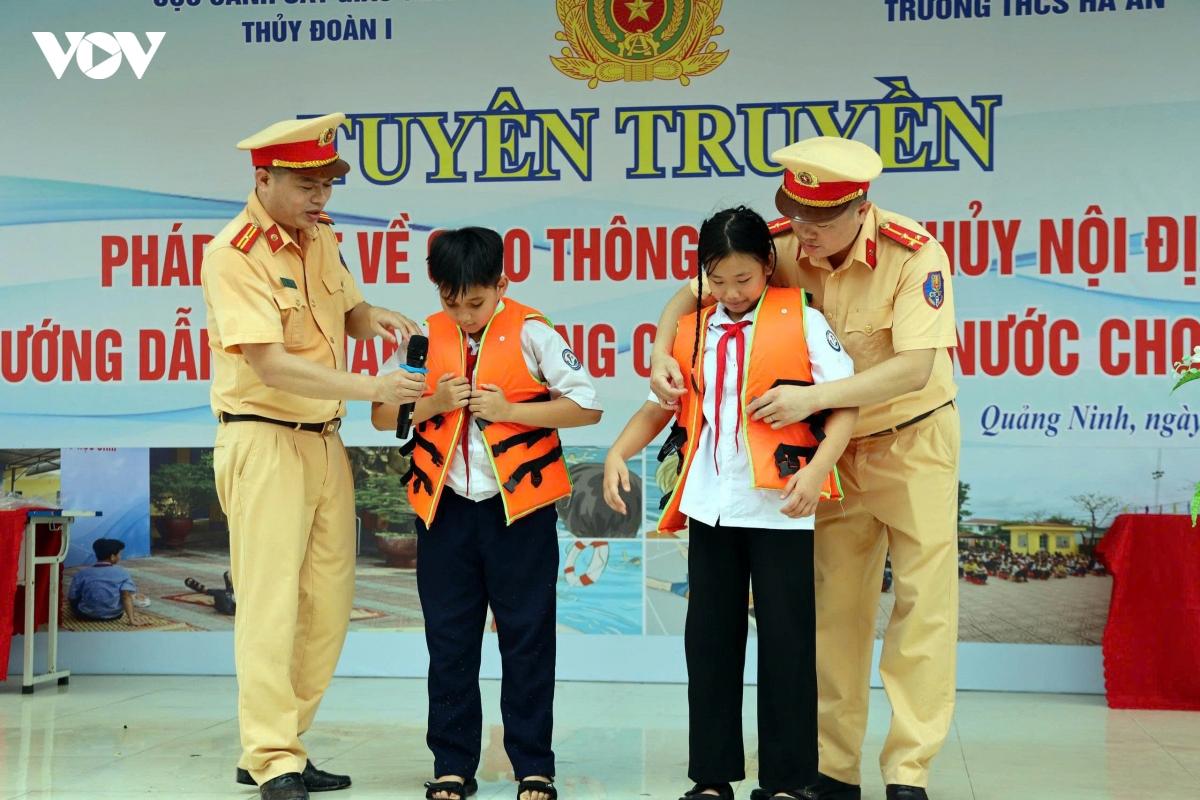 day tre ky nang tu cuu minh truoc nguy co duoi nuoc hinh anh 2