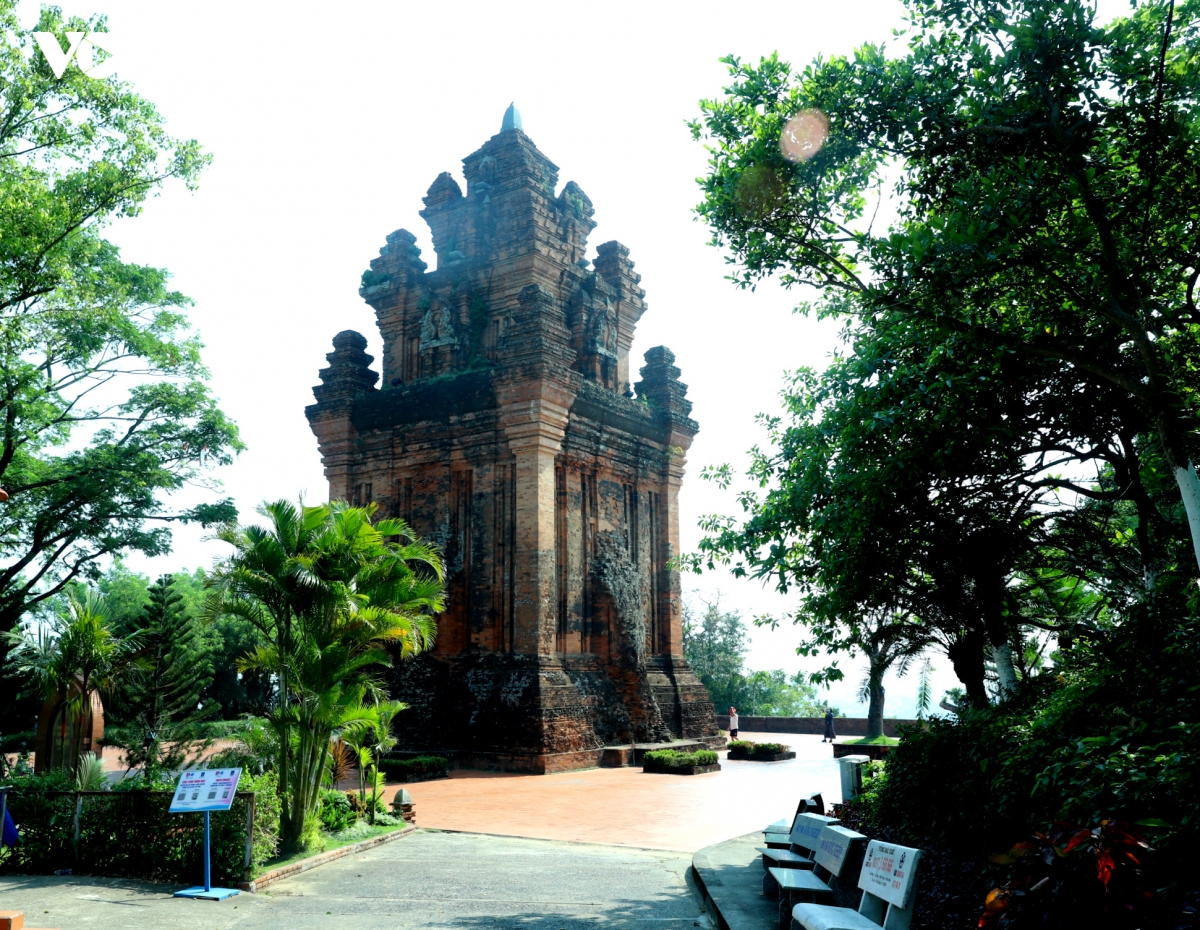 du lich Dak lak tham toa thap co kinh nghin nam tuoi hinh anh 1