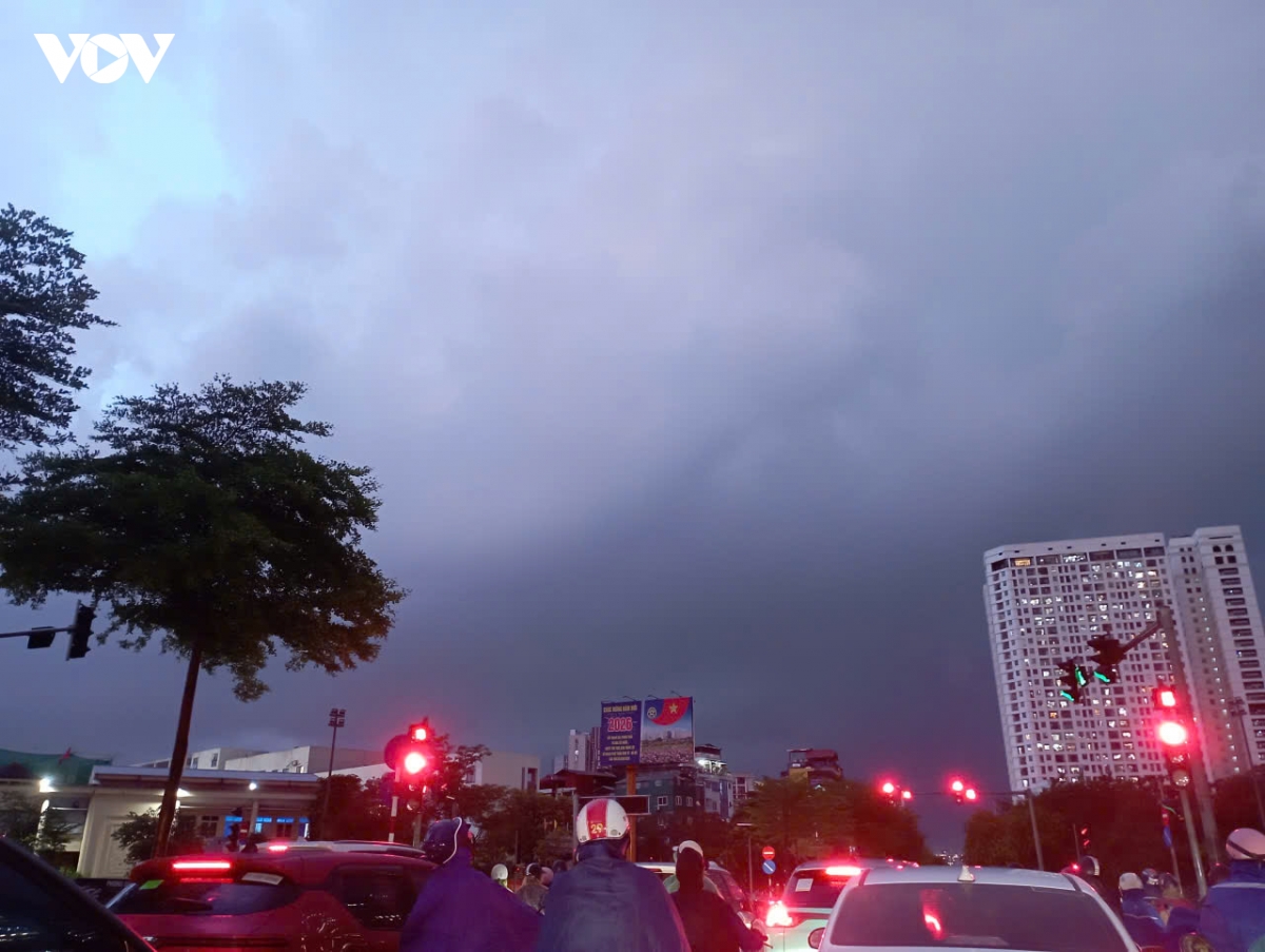 ha noi don mua giai nhiet sau chuoi ngay oi nong keo dai hinh anh 18