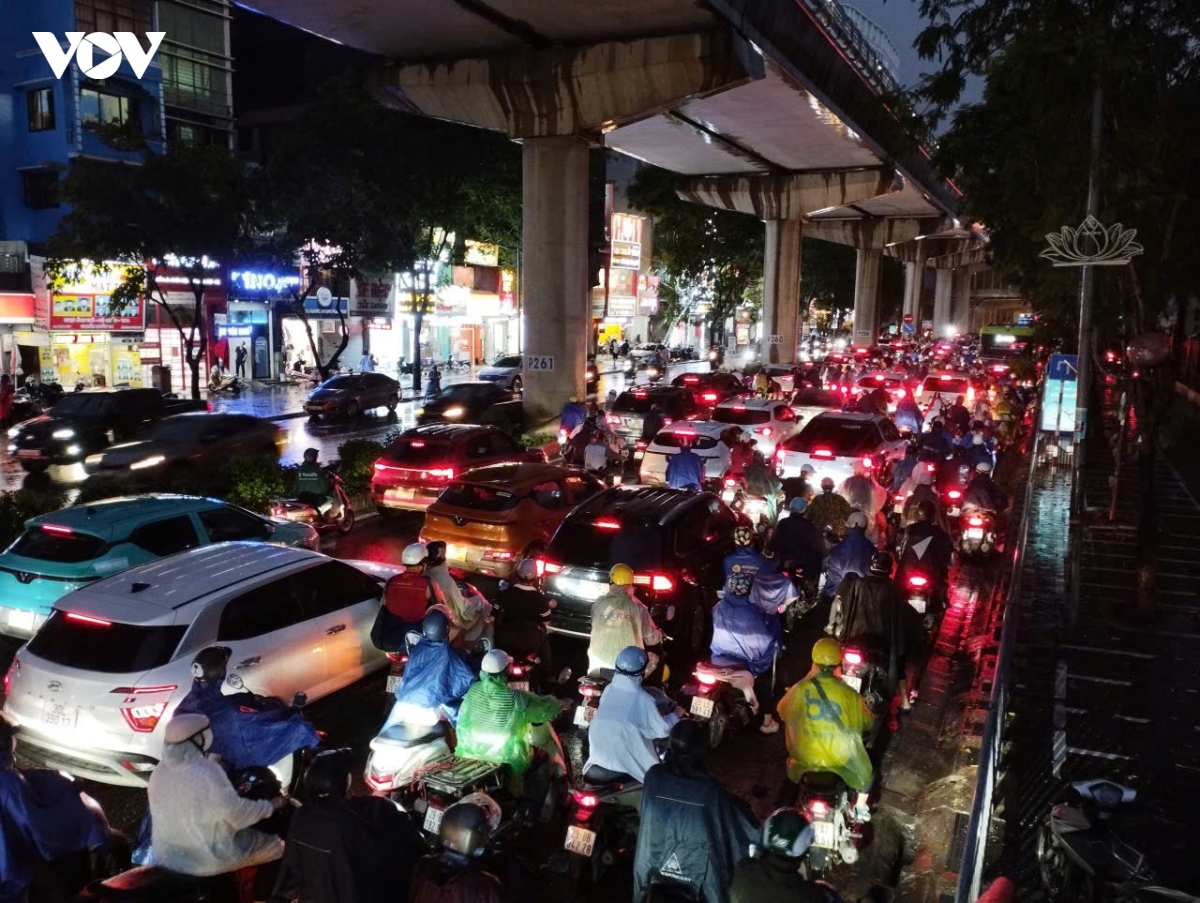 ha noi don mua giai nhiet sau chuoi ngay oi nong keo dai hinh anh 14