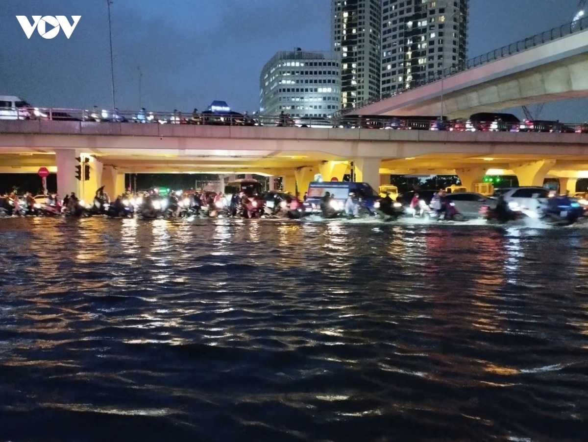 ha noi don mua giai nhiet sau chuoi ngay oi nong keo dai hinh anh 15