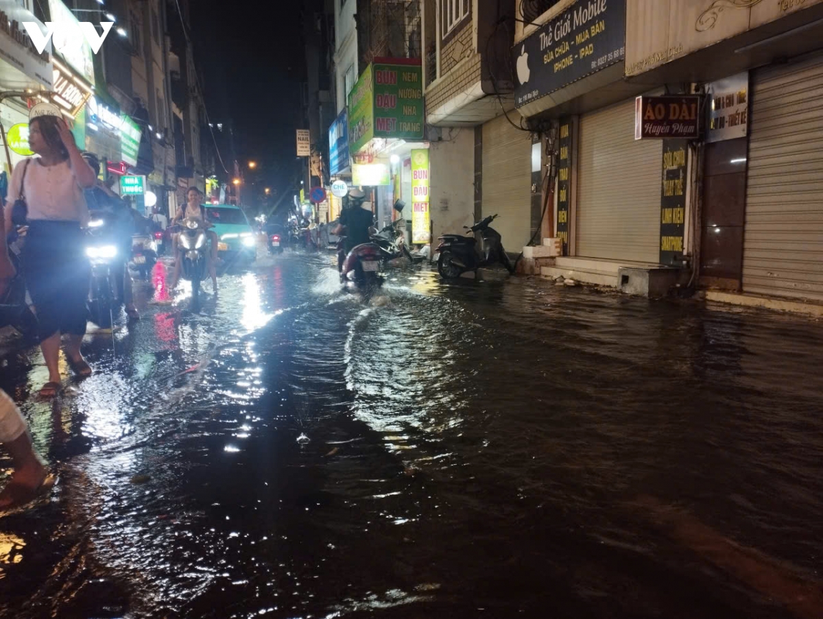 ha noi don mua giai nhiet sau chuoi ngay oi nong keo dai hinh anh 16
