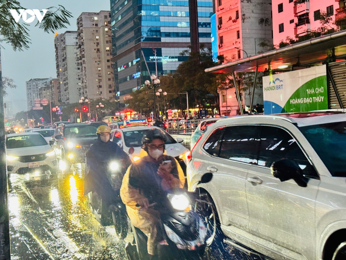 ha noi don mua giai nhiet sau chuoi ngay oi nong keo dai hinh anh 2