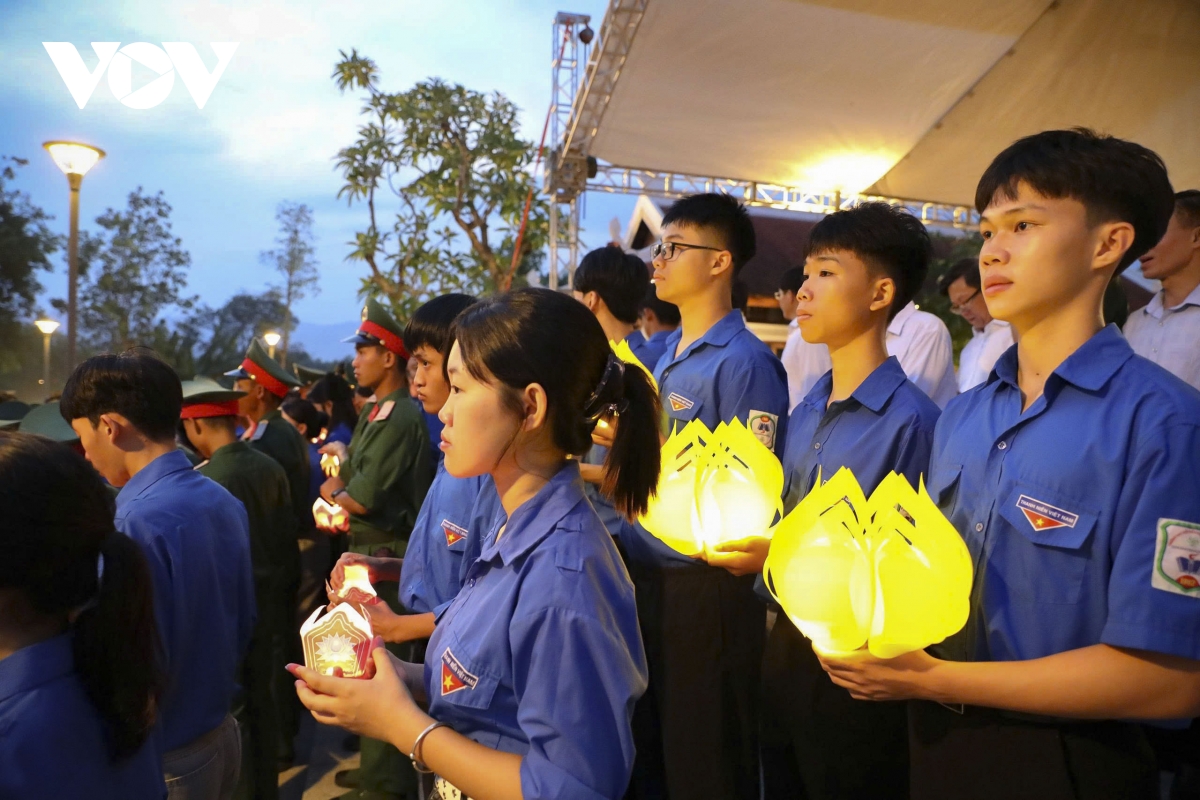 thap nen tri an, tha hoa dang tren song nam rom tuong nho cac anh hung liet si hinh anh 2