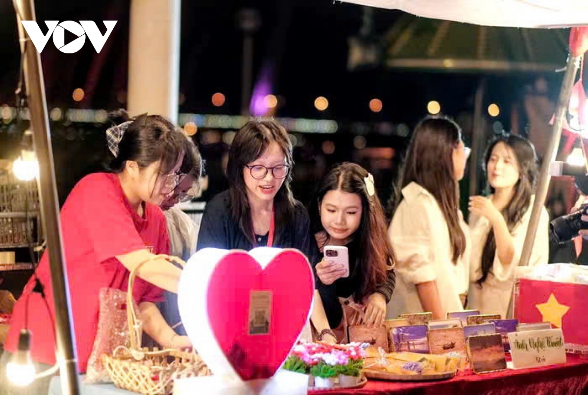 pho di bo bach Dang o Da nang tap nap du khach check-in dip le 30 4 - 1 5 hinh anh 2