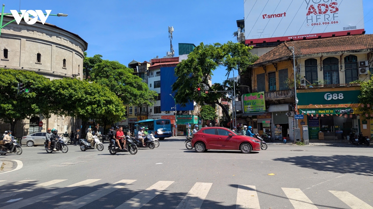 ha noi nhu chao lua , nguoi lao dong ngoai troi gong minh muu sinh hinh anh 2
