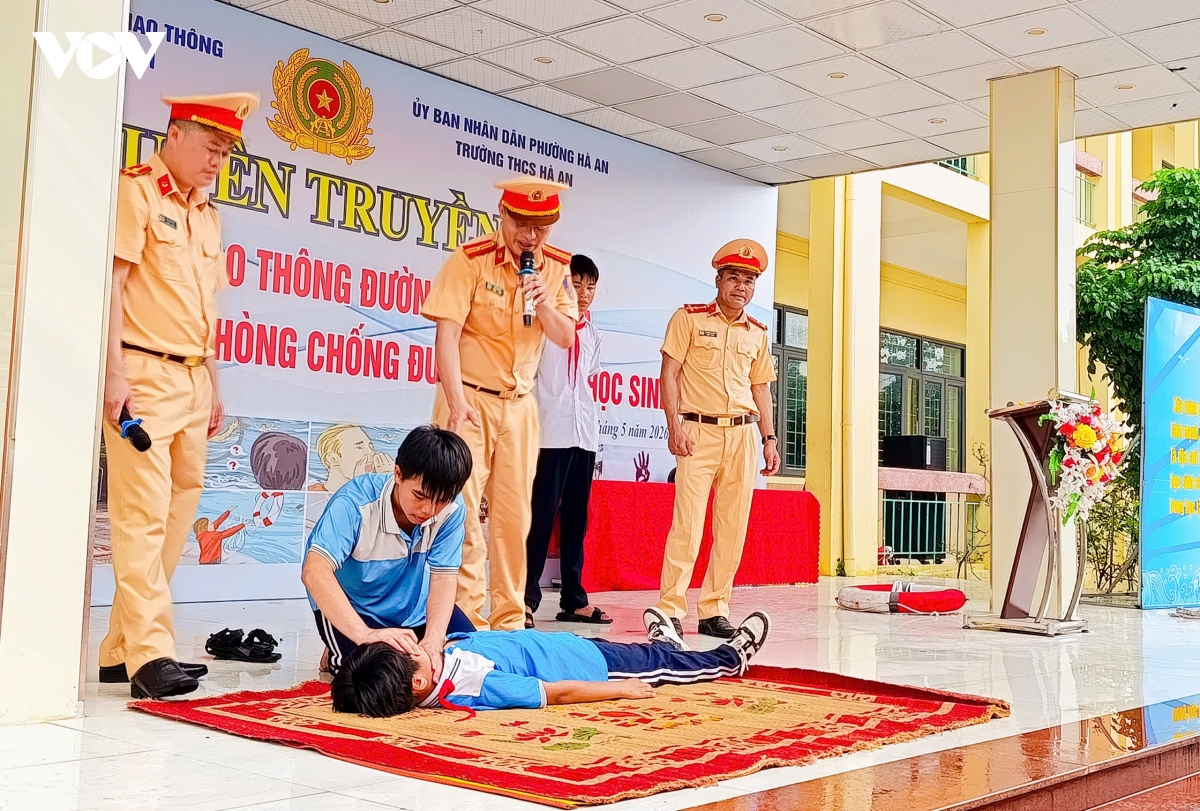 day tre ky nang tu cuu minh truoc nguy co duoi nuoc hinh anh 3