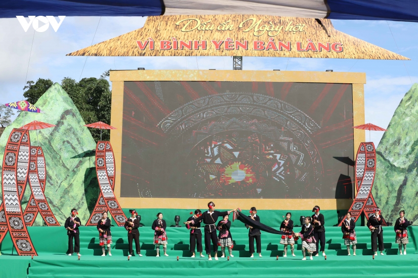  vi binh yen ban lang ket noi thong tin chinh thong voi dong bao vung cao son la hinh anh 3