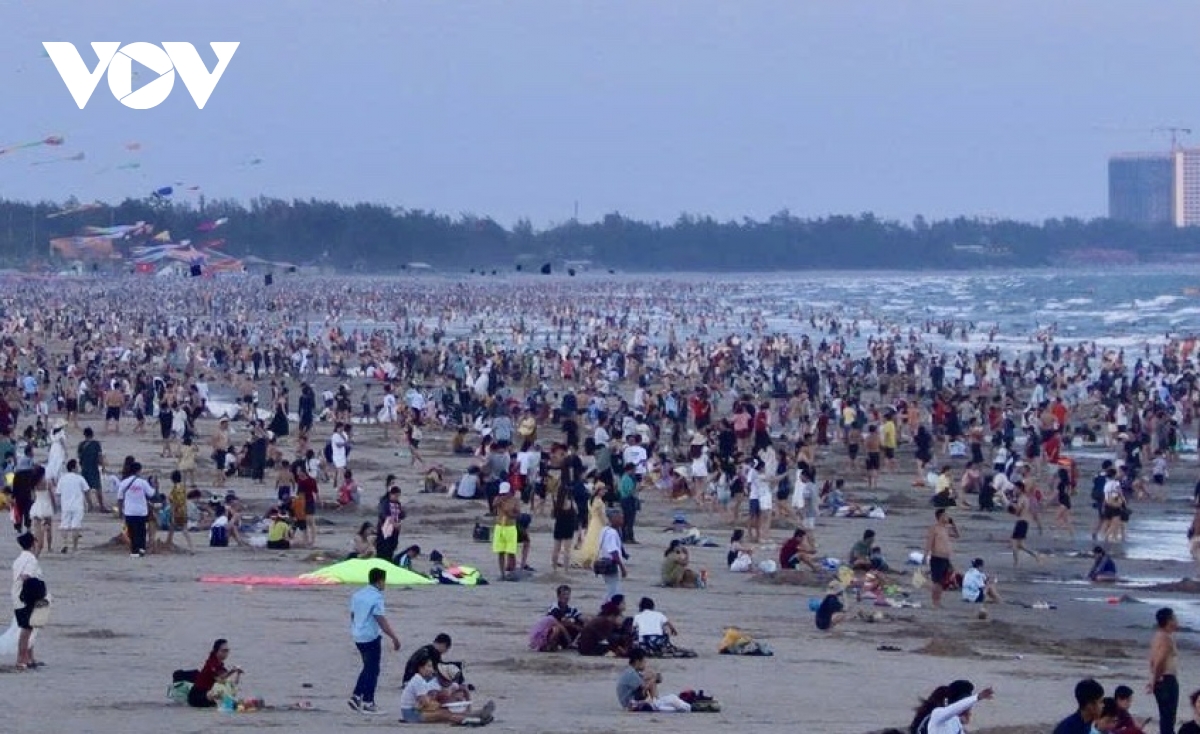Hơn 183.000 lượt người chen chân tắm biển Bãi Sau – Vũng Tàu