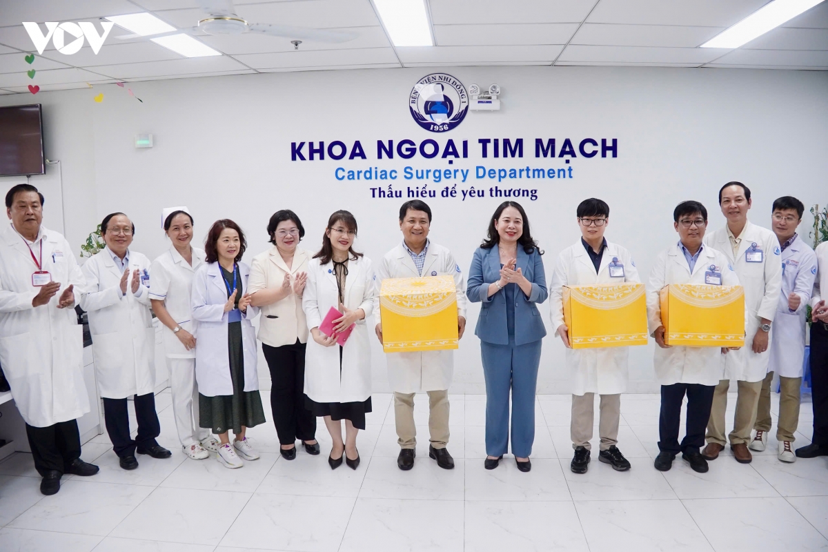 pho chu tich nuoc vo thi Anh xuan tham benh nhi hiem ngheo tai tp.hcm hinh anh 3
