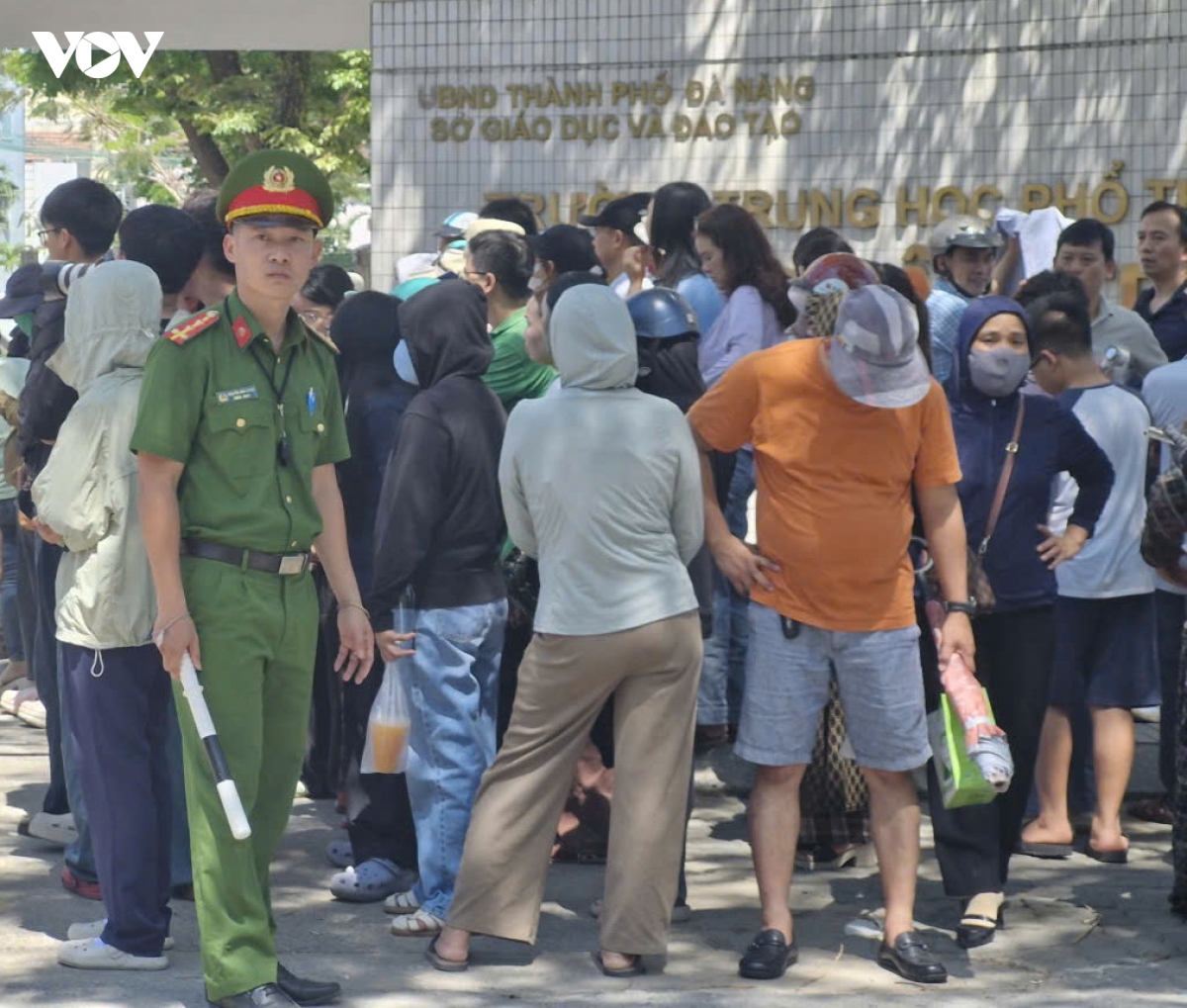 157 thi sinh vang mat trong ngay dau tien thi tuyen sinh vao lop 10 tai Da nang hinh anh 4
