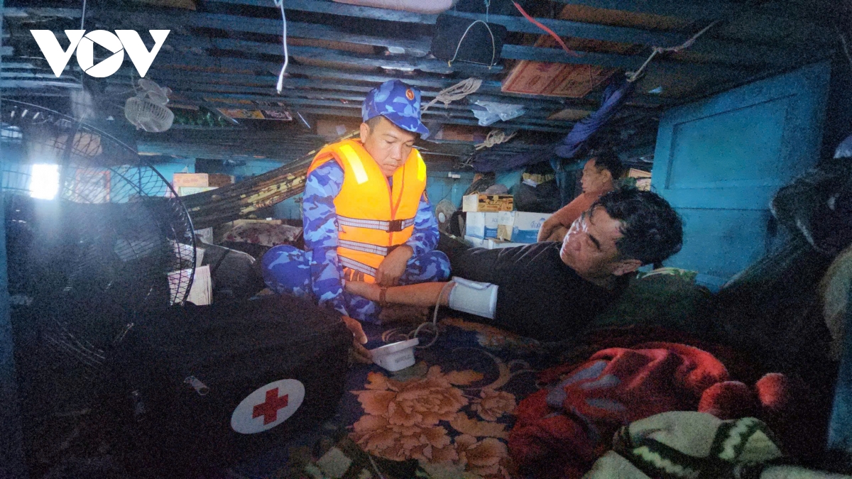 kip thoi ho tro tau ca gap nan cung 57 ngu dan tren vung bien truong sa hinh anh 3