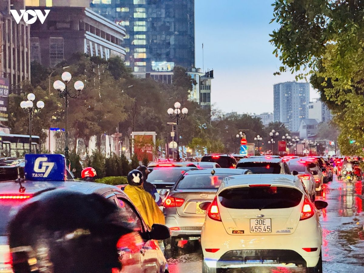 ha noi don mua giai nhiet sau chuoi ngay oi nong keo dai hinh anh 3