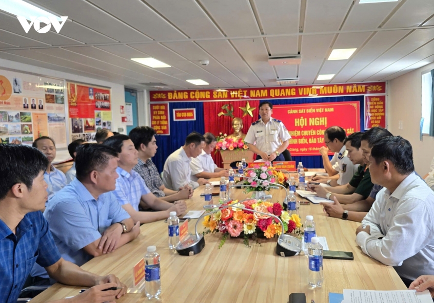 hanh trinh tay nam canh sat bien tiep suc cho quan dan bam bien, giu dao hinh anh 2