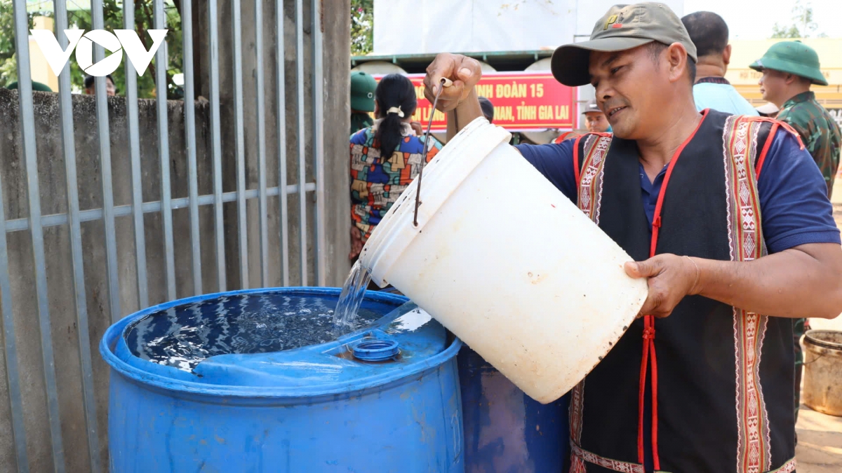 binh doan 15 cap nuoc phuc vu nguoi dan bien gioi ia nan trong cao diem mua kho hinh anh 2