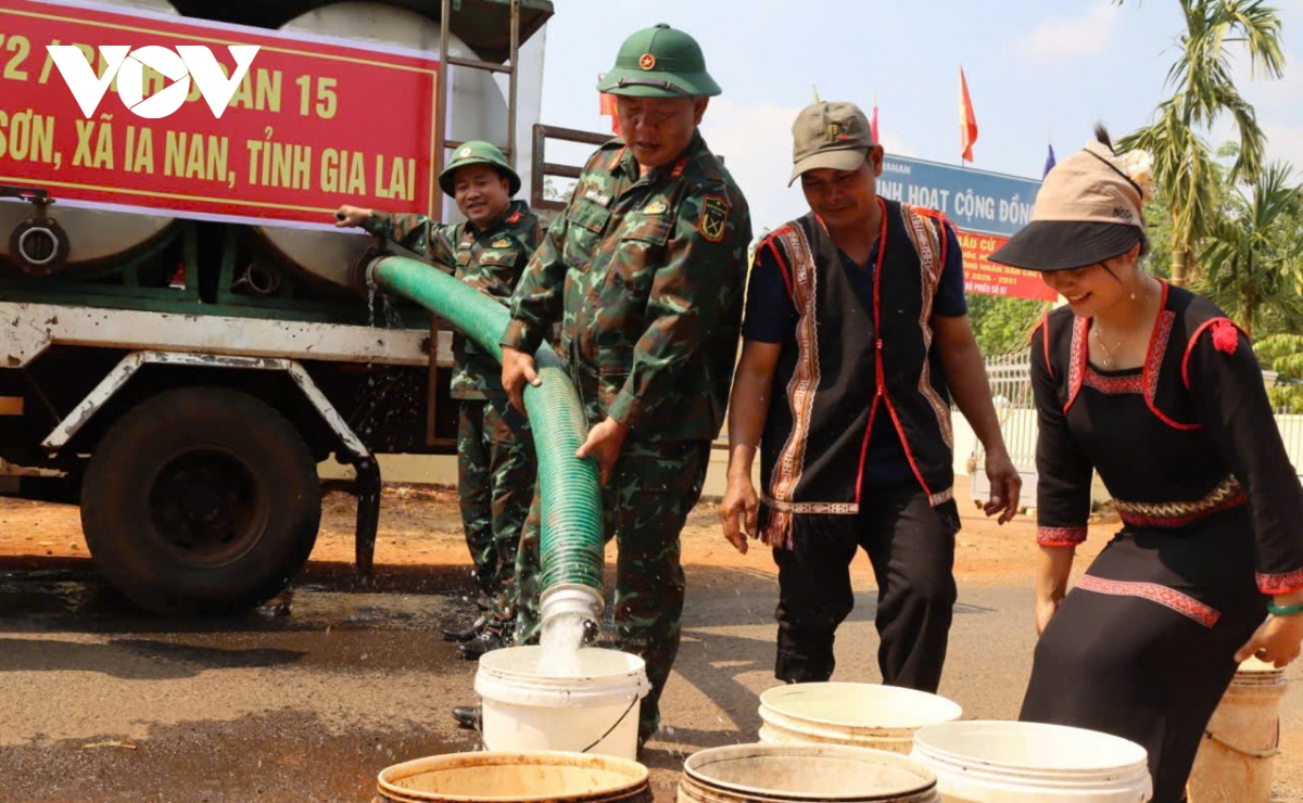 binh doan 15 cap nuoc phuc vu nguoi dan bien gioi ia nan trong cao diem mua kho hinh anh 1
