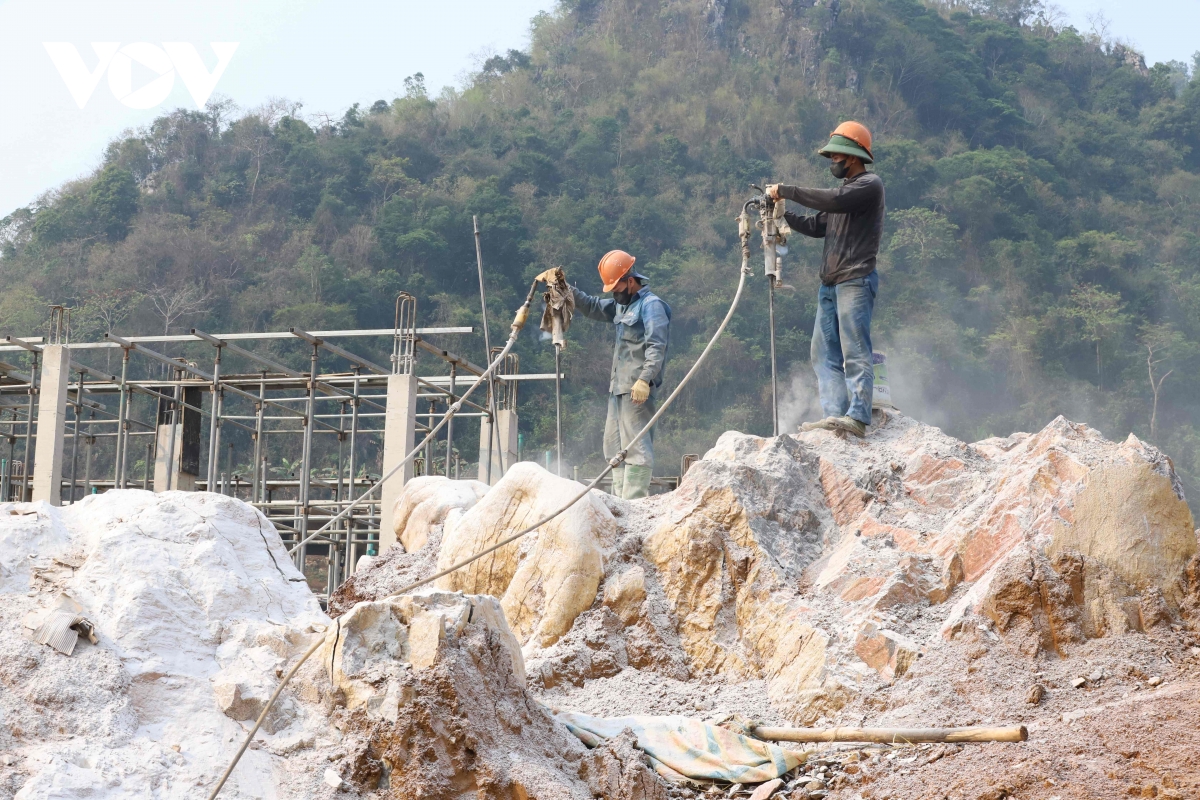 cong truong vung bien vung nhip lao dong trong ky nghi le hinh anh 4