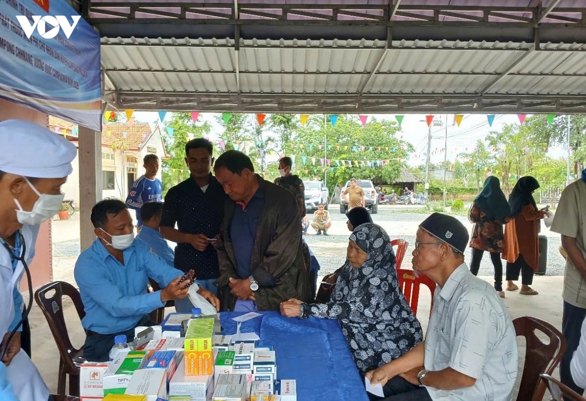 Doi k90, cuc chinh tri quan khu 9 kham benh, cap thuoc mien phi tai campuchia hinh anh 1